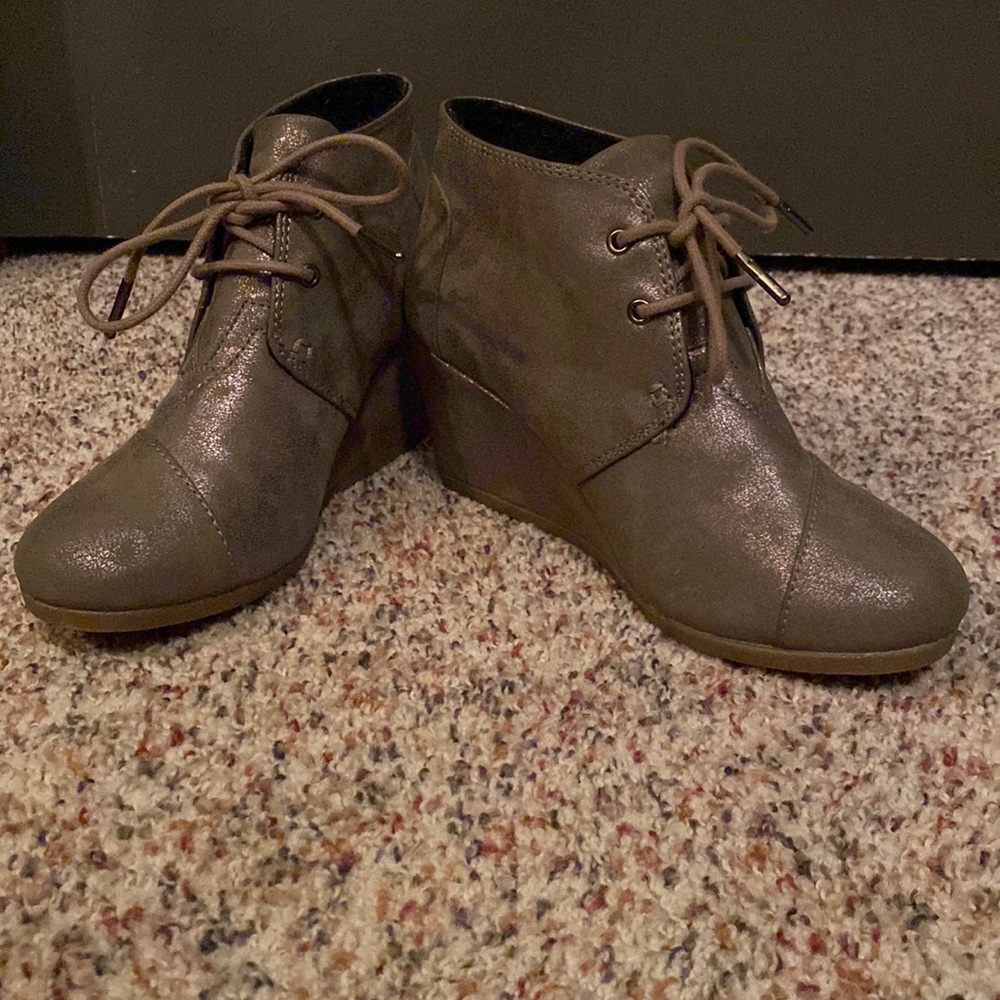 Tom’s Metallic Suede Wedges Size 6